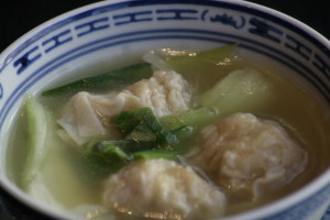 A1 Wan Ton Thong Pasteitjes gevuld met varkensvlees in een heldere kippenbouillon.