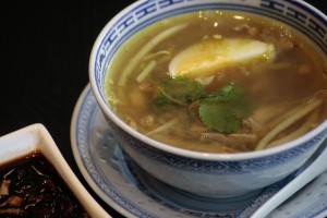 A5 Soto Madura Indonesische kippensoep met gesnipperde kip, glasvermicelli,