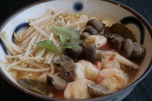 J1 Kwai Tiou Kung Pikante Thaise rijstvermicellioep met garalen, champignons en limoenbladeren.
