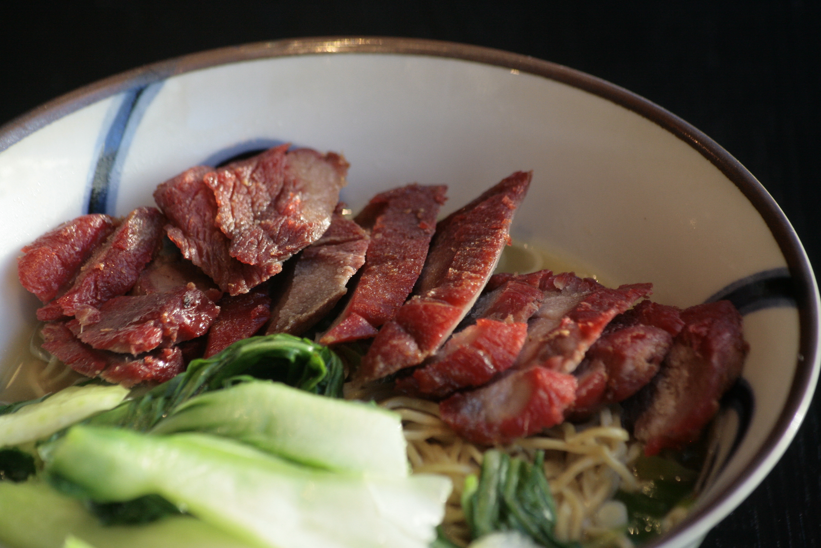 J4 Cha Siu Thong Min Bamisoep met Kantonees geroosterd varkensvlees, groenten en kippenbouillon.