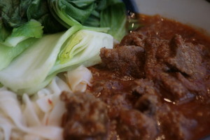 J6 Curry Noodle Soup Rijstvermicellisoep met ons stoofvlees van de dag en groenten.