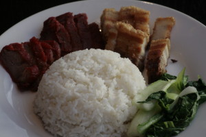 K2 Siu Yeh Kantonees geroosterd varkensvlees, krokant buikspek en groenten, met witte rijst, gebakken rijst, bami of bihun naar keuze,
