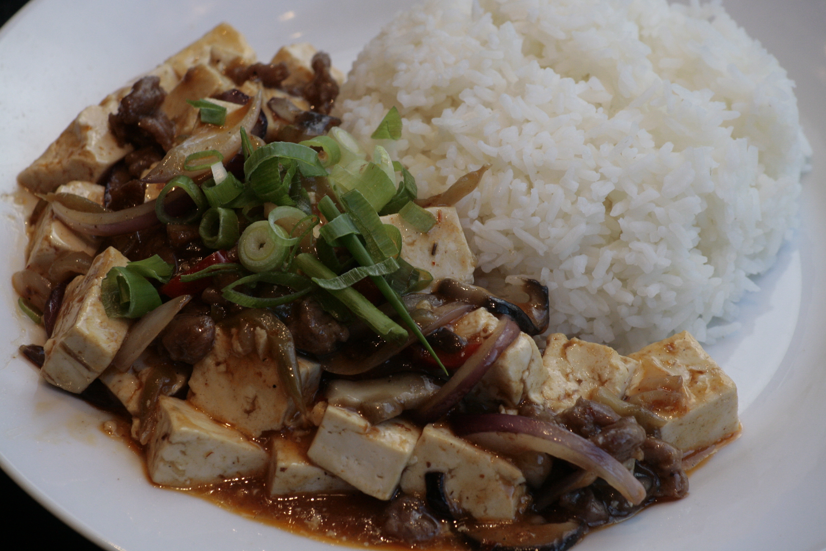 K3 Ma Pho Doufu Tofu en rundergehakt in een saus van pitige sojapaste met Szechianpepers met witte rijst, gebakken rijst, bami of bihun naar keuze,