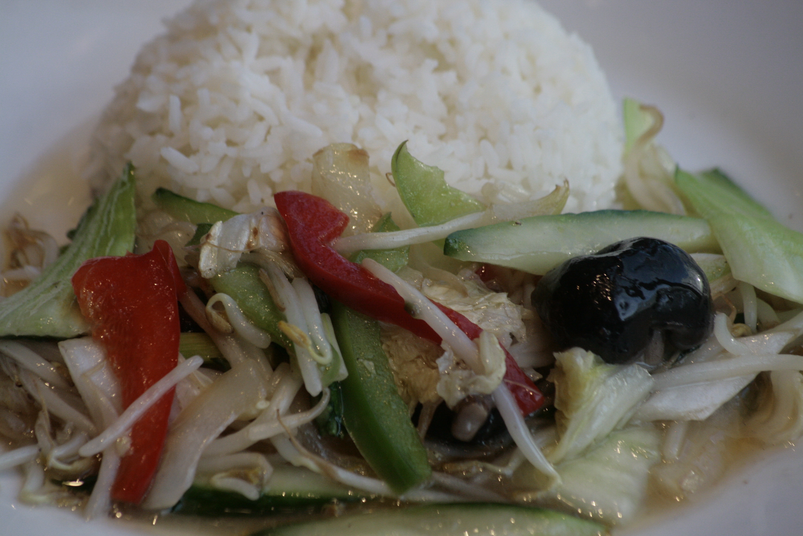 K4 Chap Choy Gemengde seizoensgroenten in oestersaus met witte rijst, gebakken rijst, bami of bihun naar keuze,