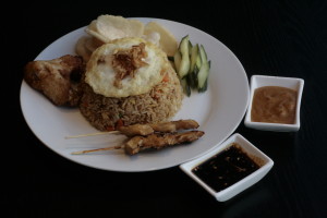 K6 Djawa Plate (Nasi Goreng) Javaans gebakken nasi met Saté Ajam (2), Mama's gebakken kip, spiegelei, Acar Ketimun en Kerupuk Udang.